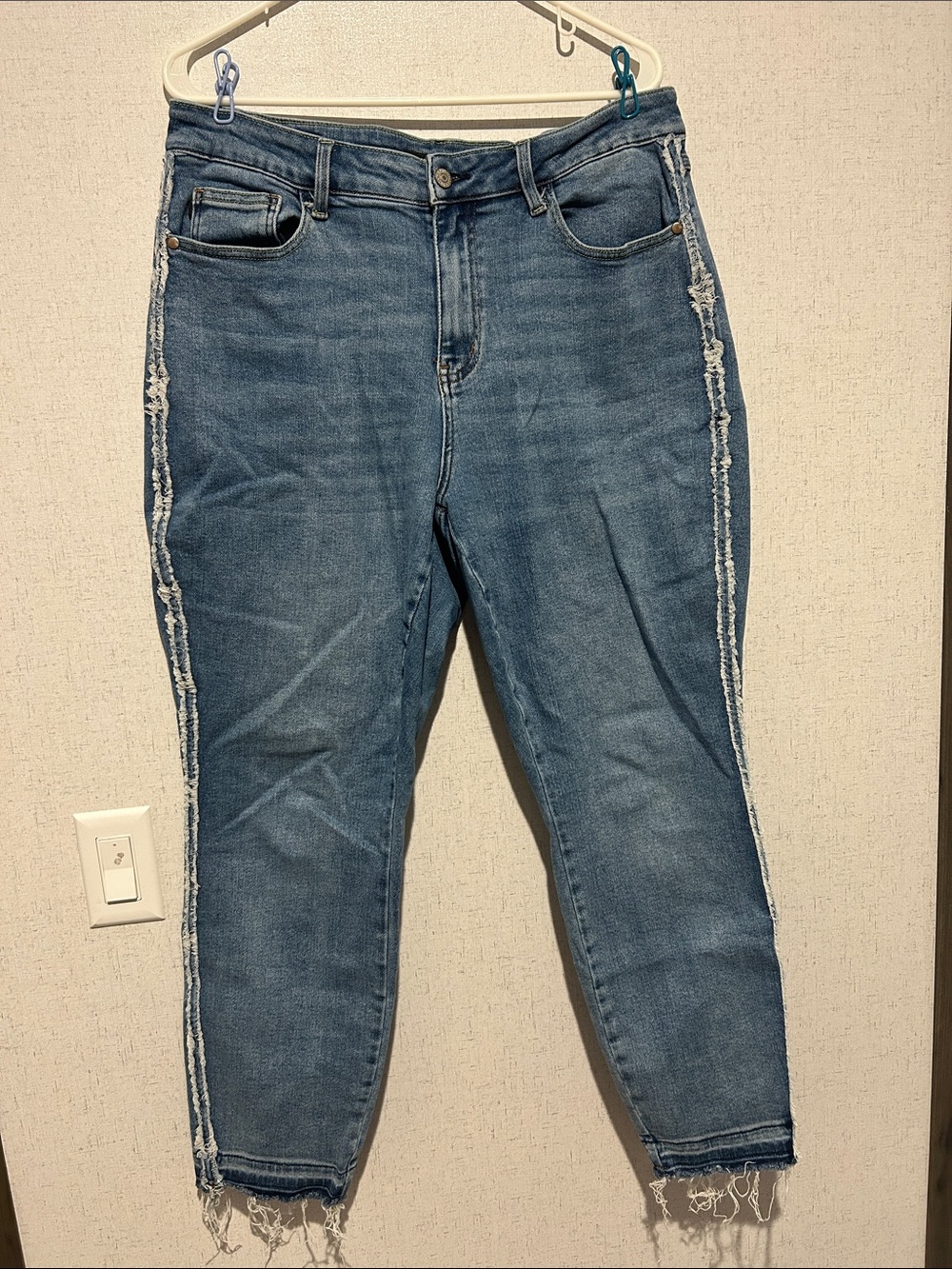 Judy Blue Medium Blue Frayed Side-Trim Ankle Jeans